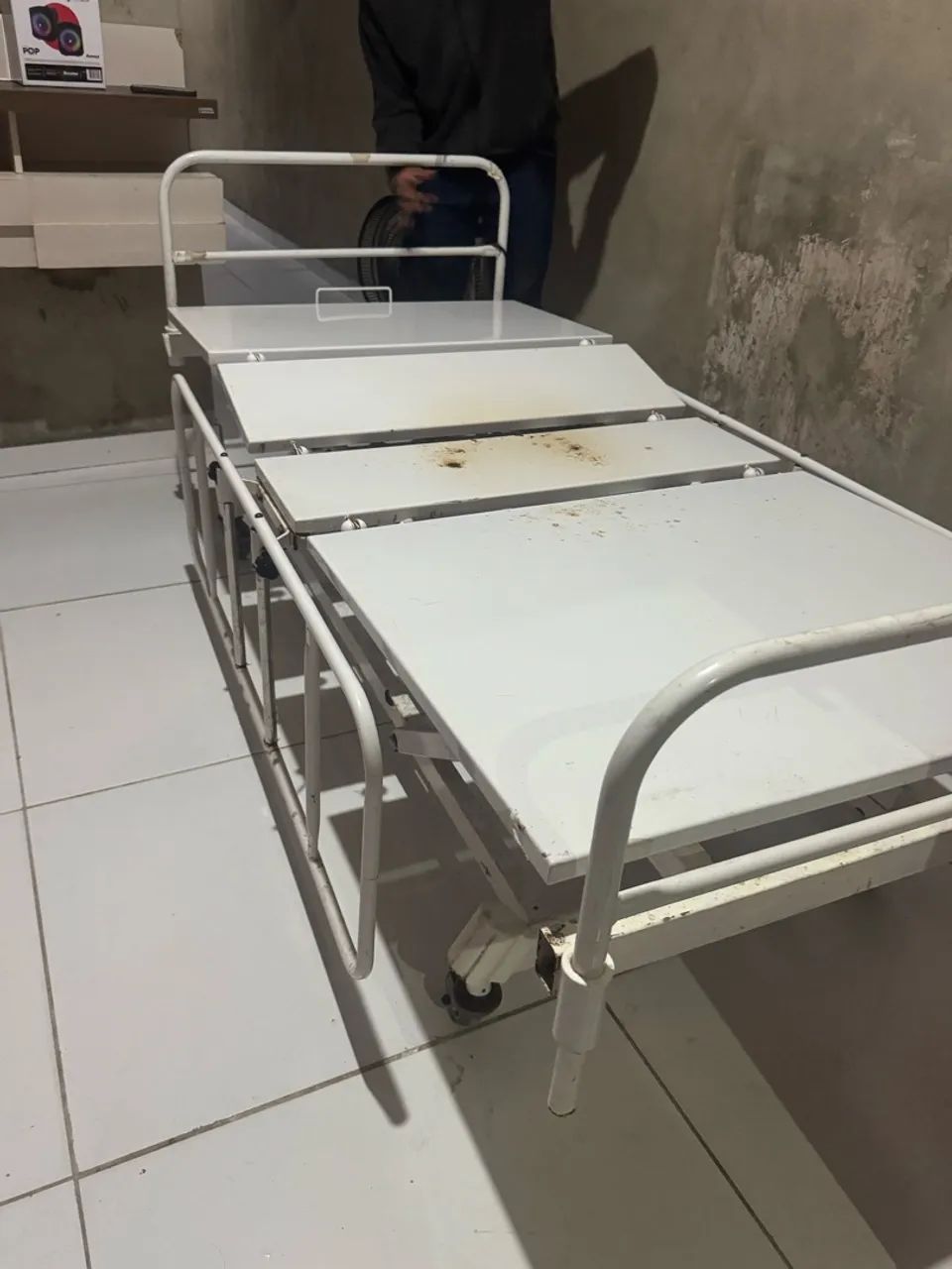 Cama motorizada, já com o colchão, sem manivela, semi novo - Foto 4