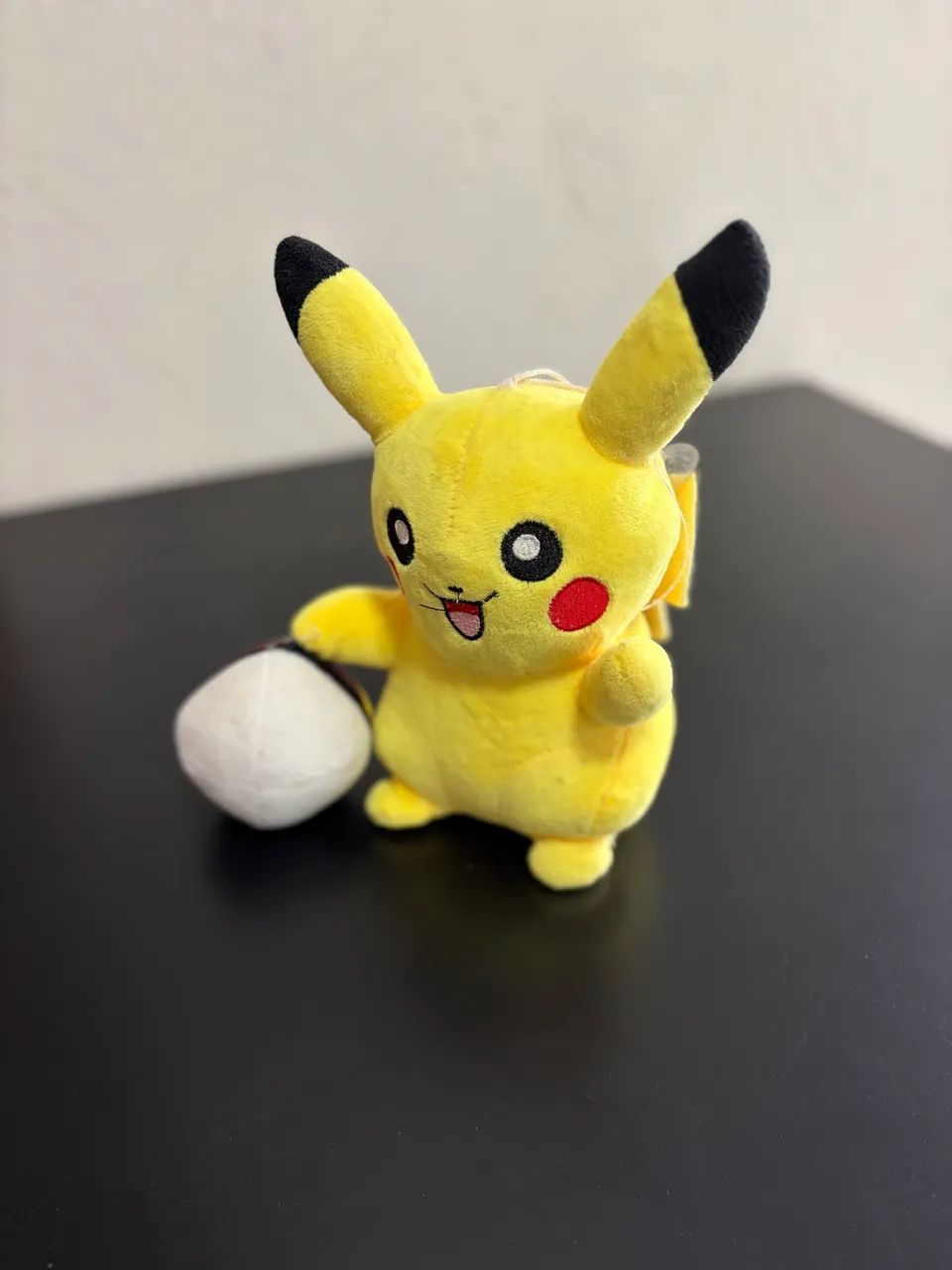 Pikachu de pelúcia com ventana