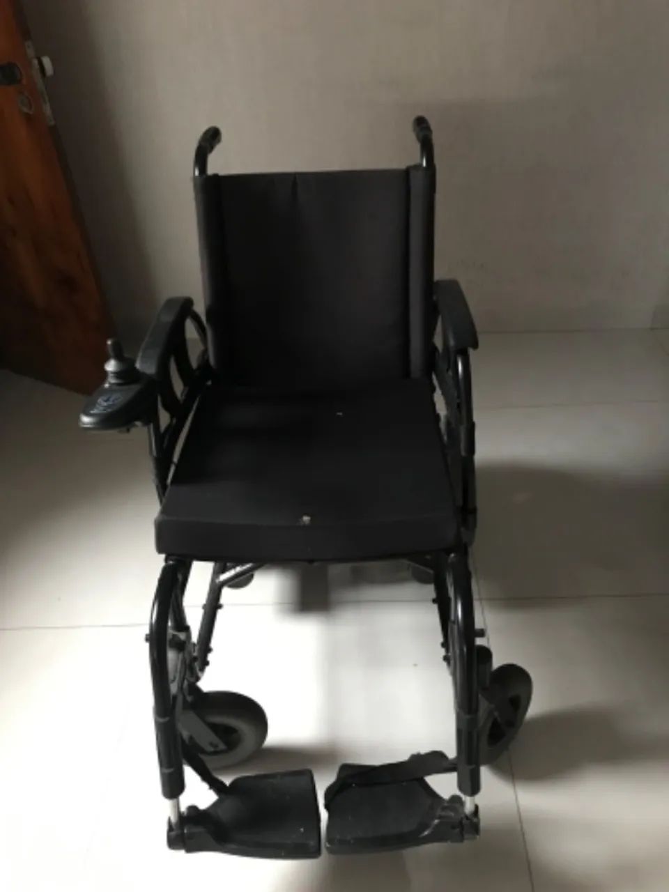Cadeira de roda motorizada - seminova - Foto 2