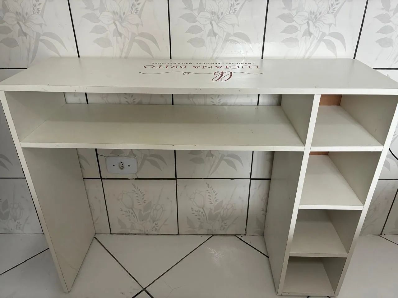 Mesa de manicure e carrinho auxiliar em ótimo estado 