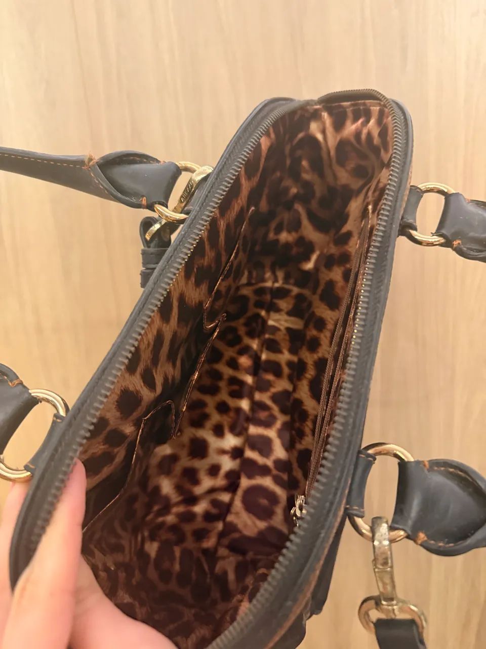 Bolsa Victor Hugo preta, elegante e espaçosa  - Foto 3