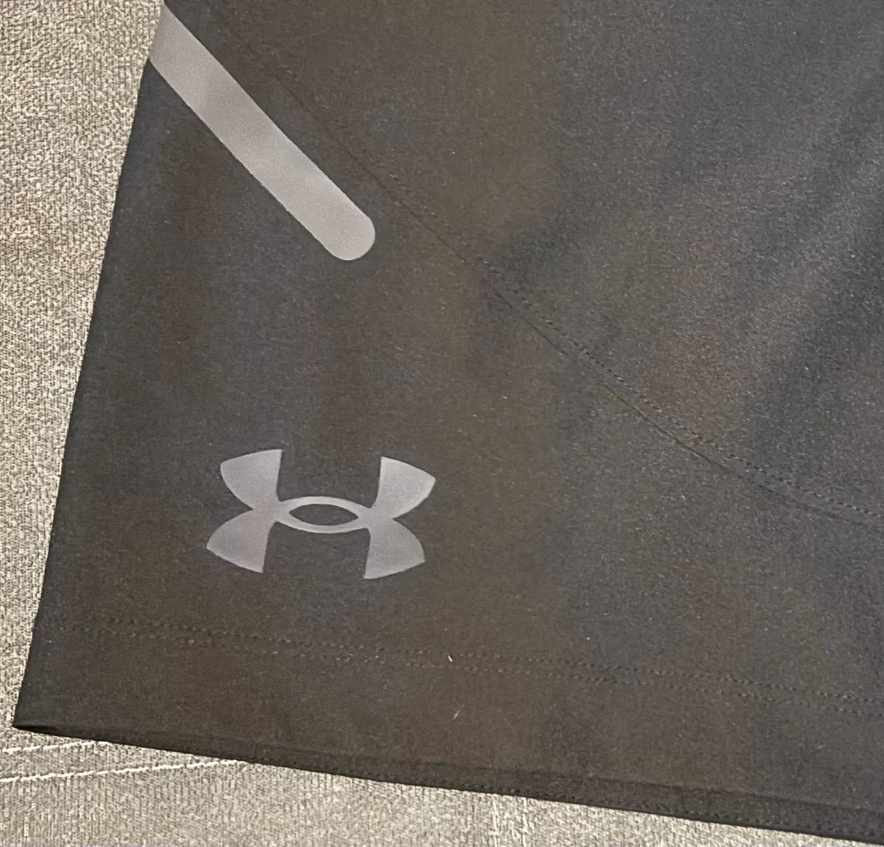 Vendo Bermuda Under Armour. Tamanho M - Foto 2