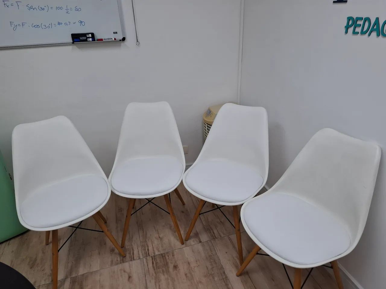 4 Cadeiras, tipo Eames