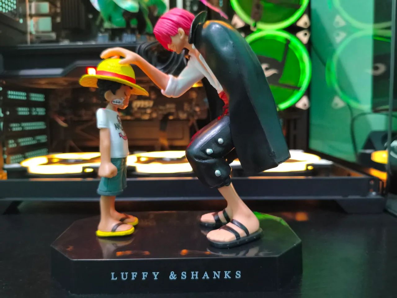 Action figure do Luffy e shanks