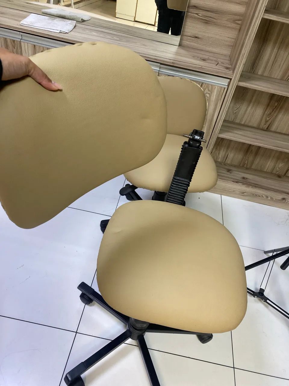 Vendo 2 cadeiras com rodinhas  - Foto 2