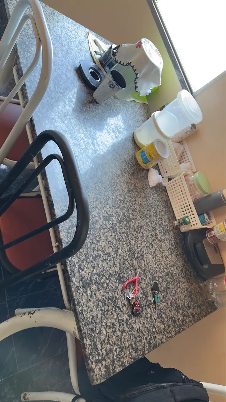 Vendo mesa de mármore com quatro cadeiras 