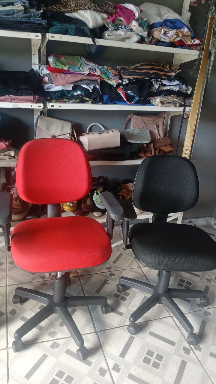 Cadeiras vermelha e a azul e  preta  R$ 100,00 cada - Foto 2