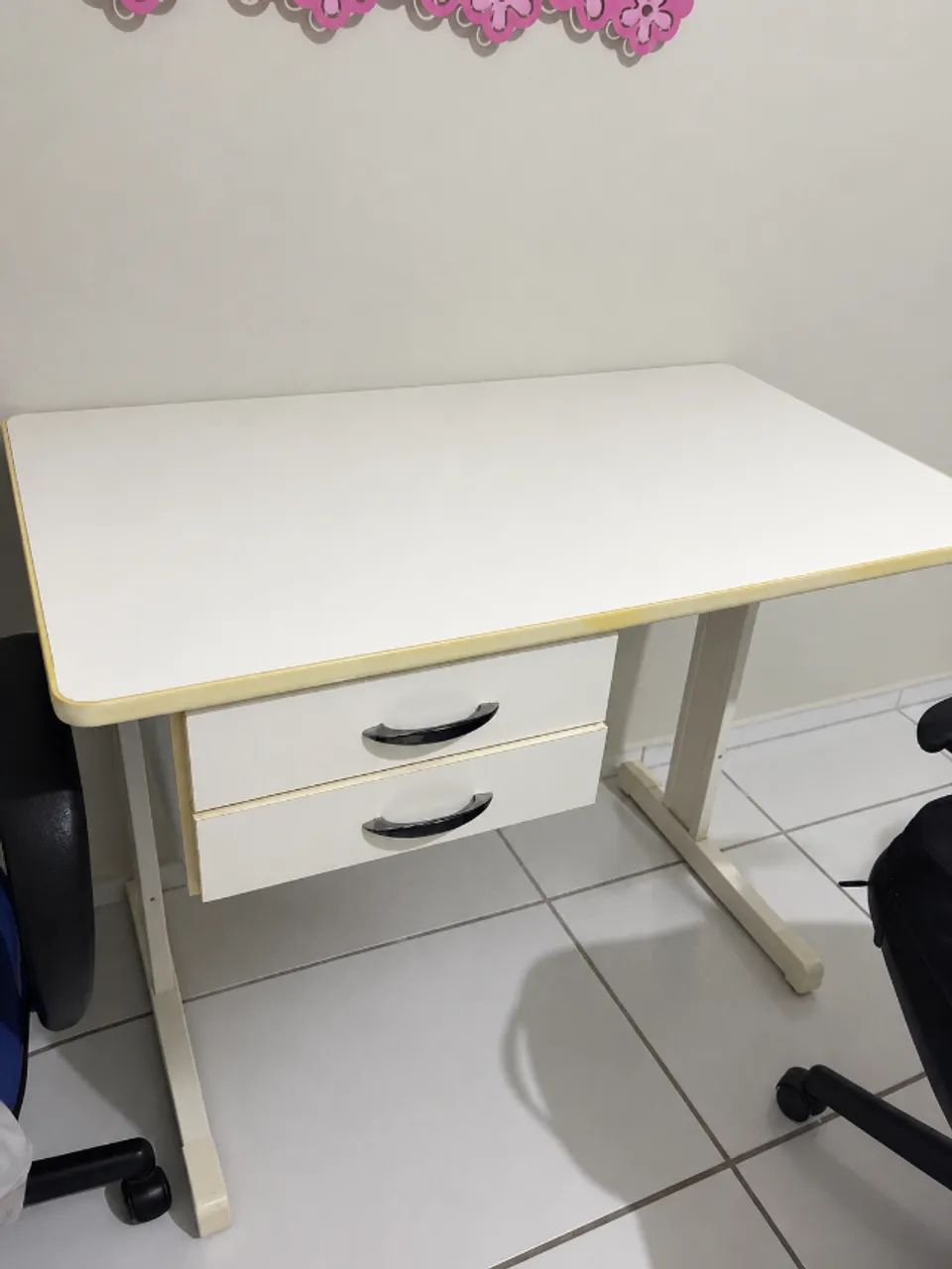 Escrivaninha branca com gavetas