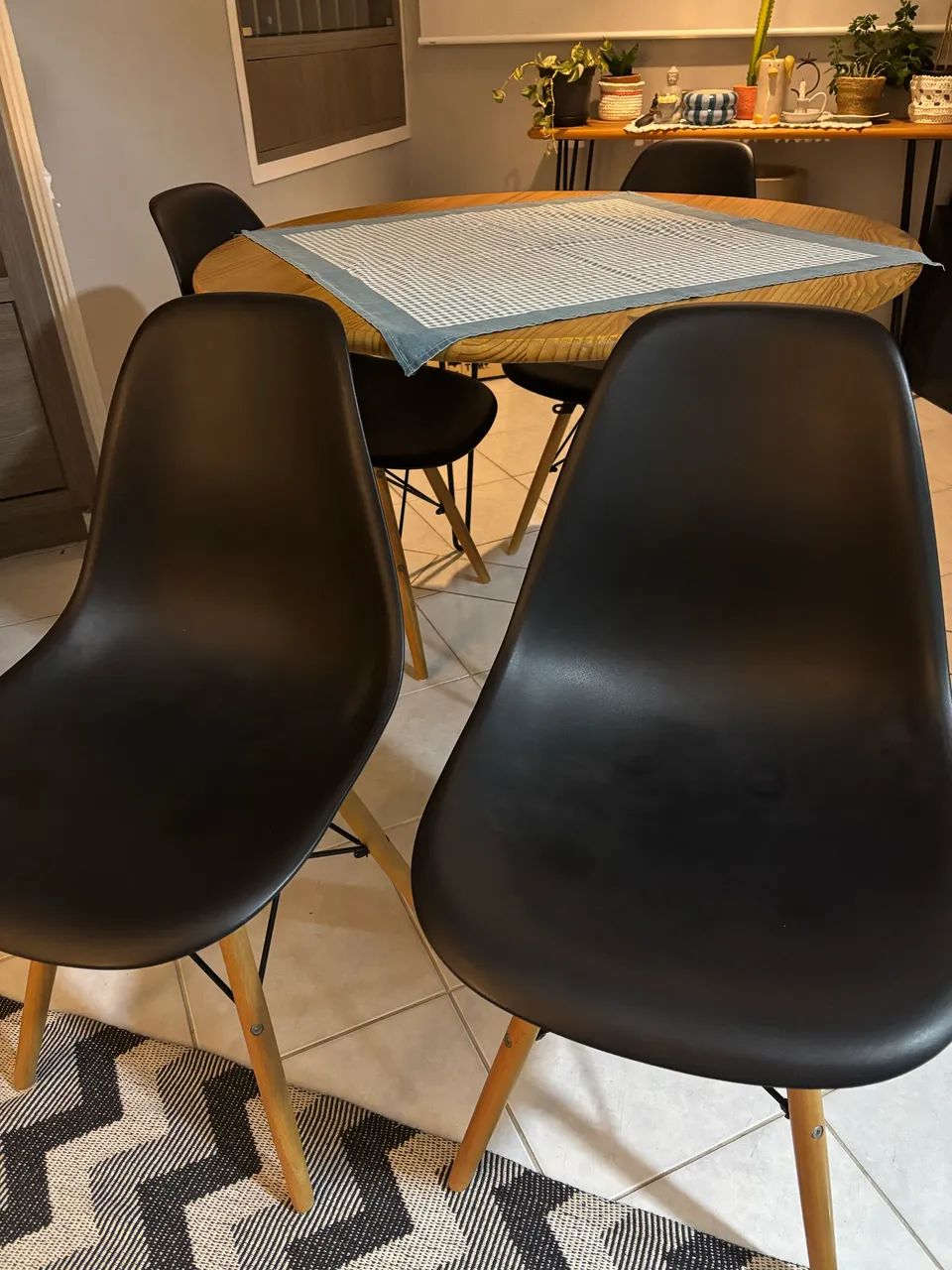Mesa de jantar com cadeiras e aparador - Foto 4