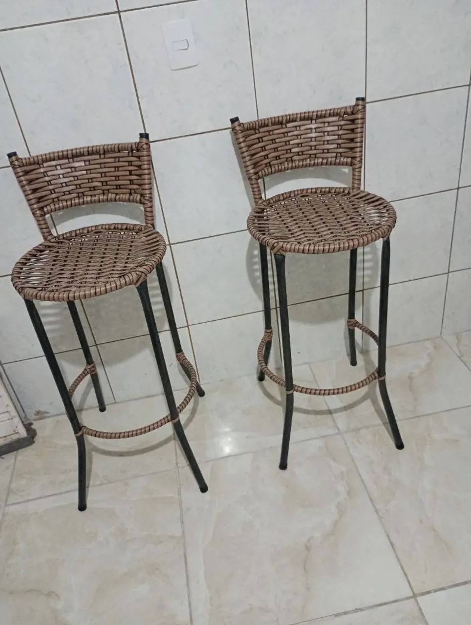 BALCÃO COM 2 BANQUETAS 