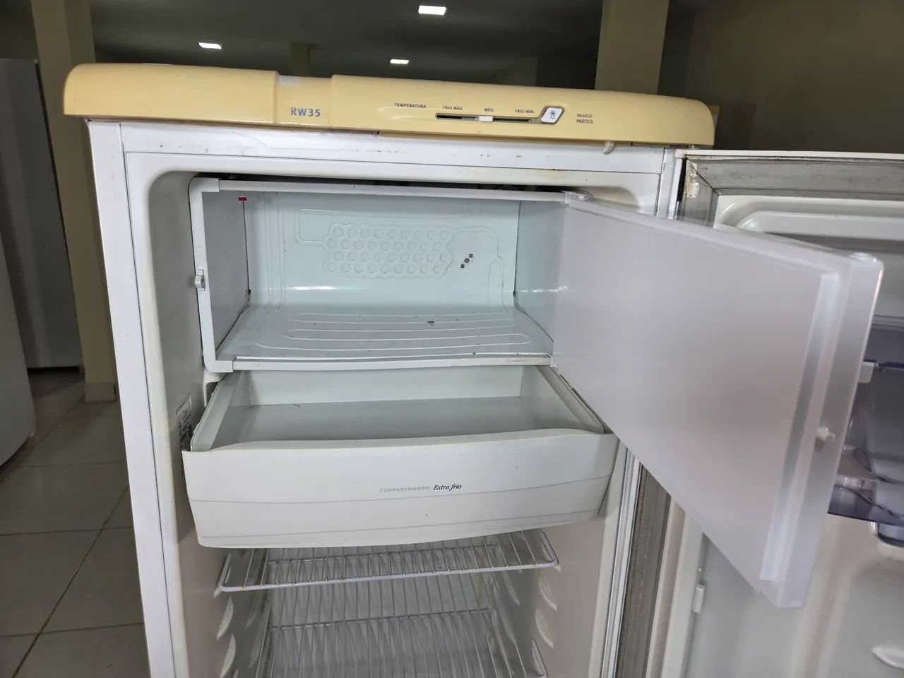 Geladeira Eletrolux 262L RW35 - Foto 5