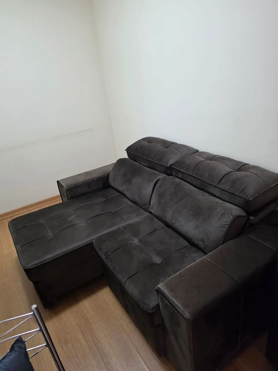 Vendo Sofá retrátil marrom escuro (3 meses de uso sem defeitos) - Foto 3