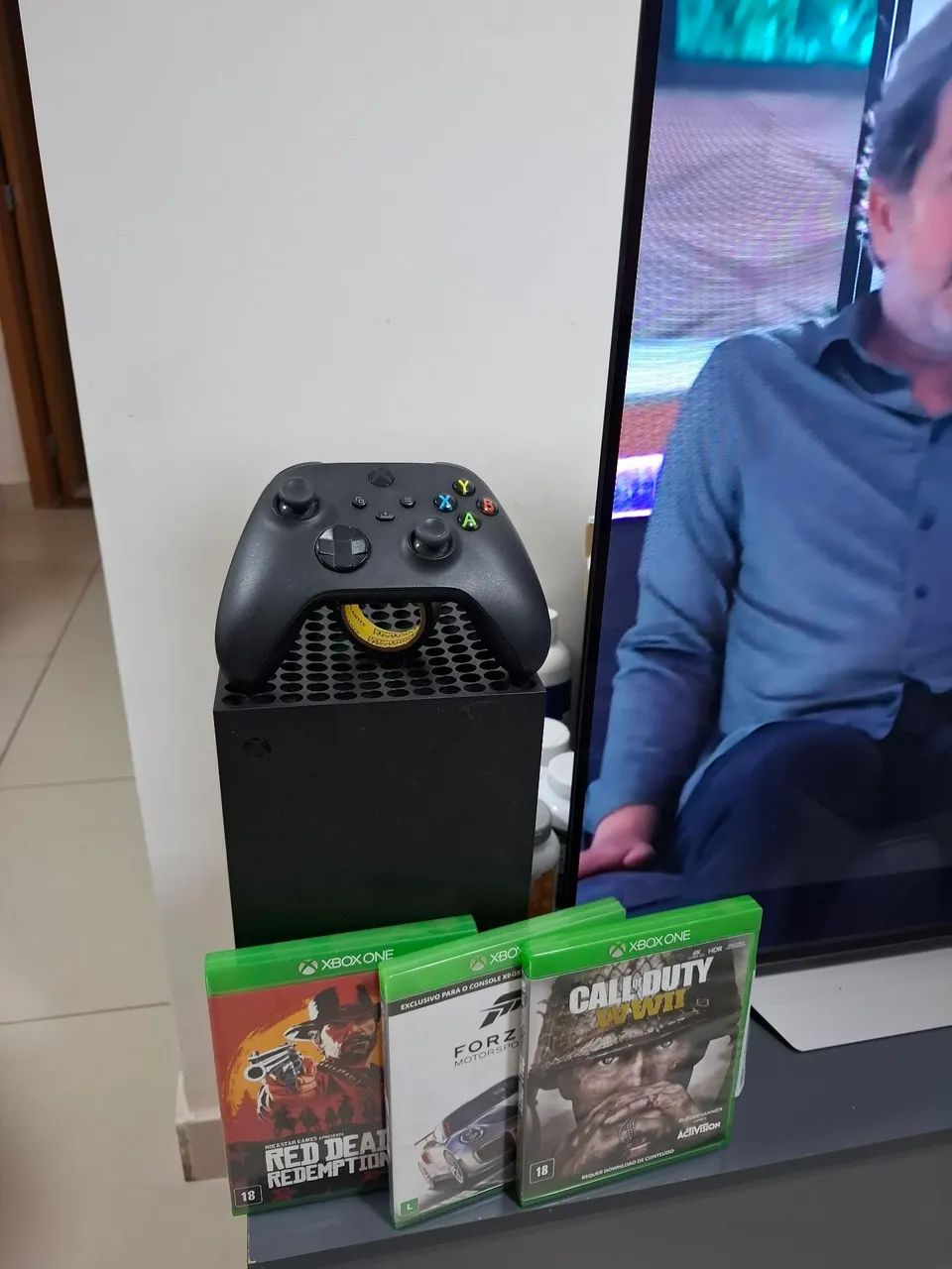 Xbox Series X com um controle e três jogos - Jogos de Vídeo Game