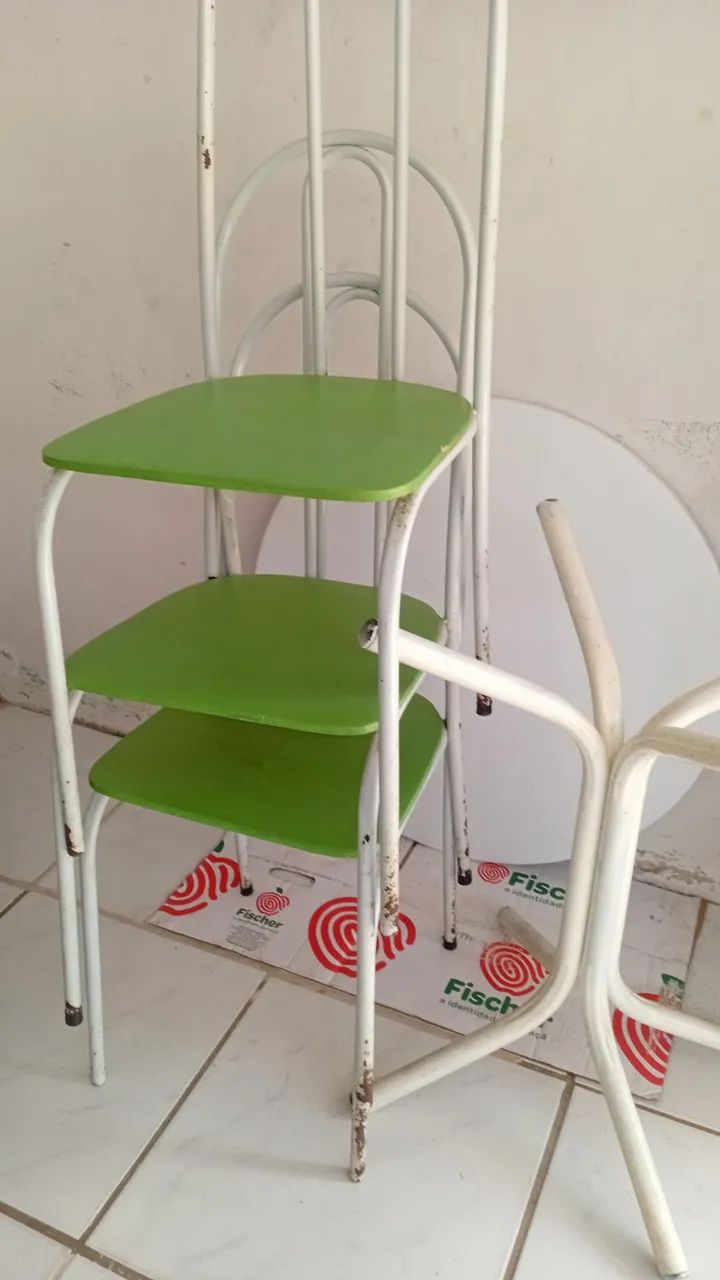Mesa com três cadeiras
