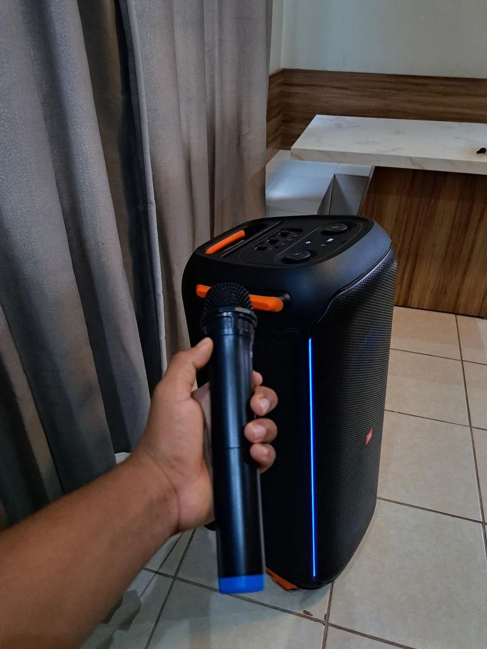 PARTYBOX JBL 710 COM MICROFONE  SEM FIO