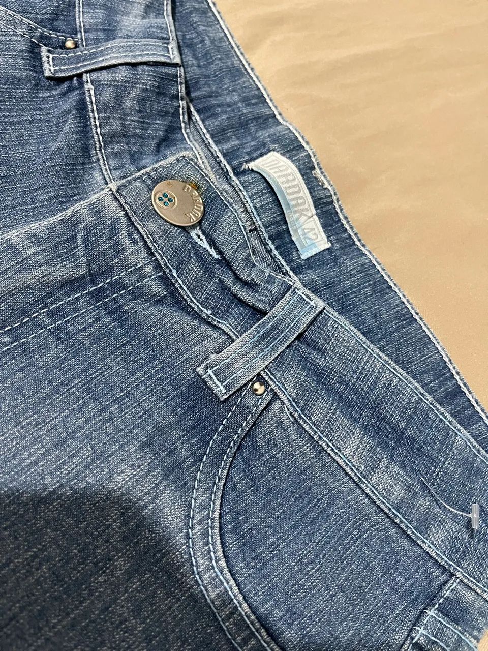 Calça jeans feminina com detalhe bordado* - Foto 2