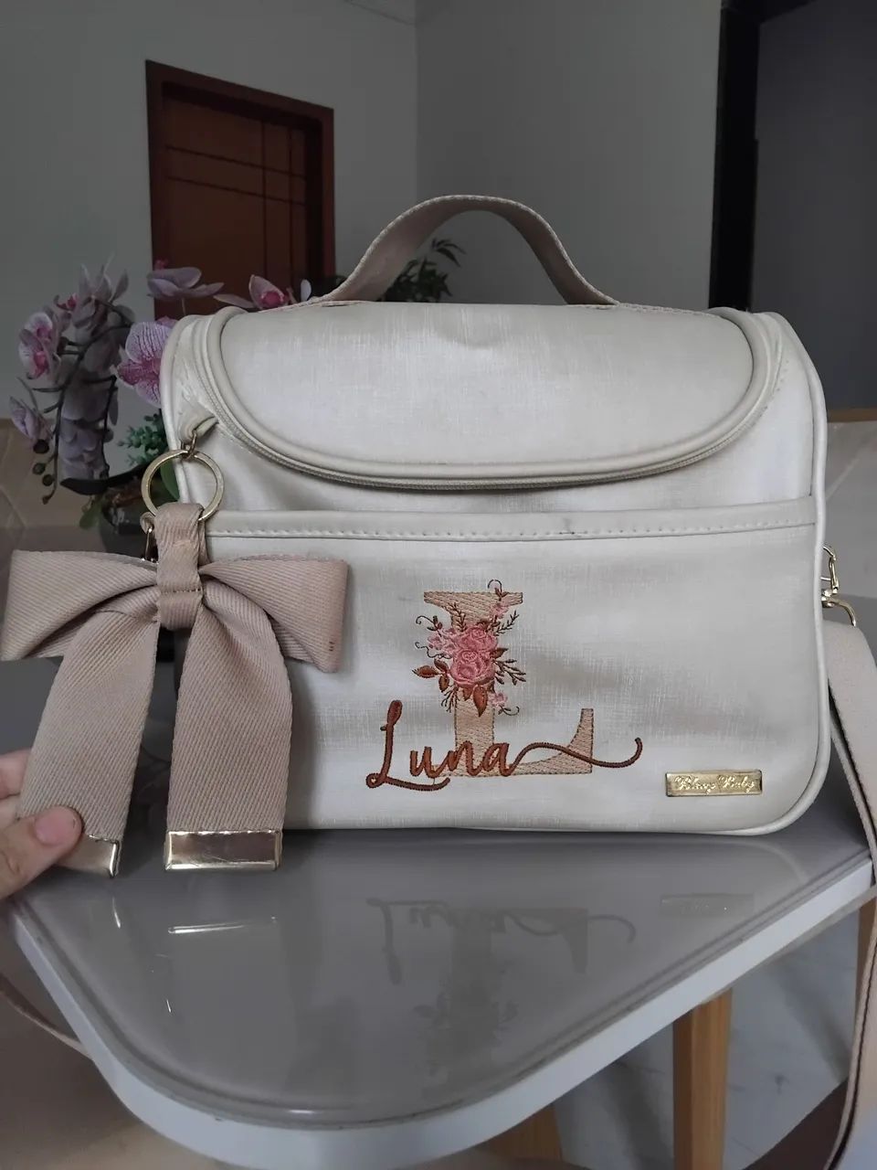 Bolsa de bebê com nome Luna bordado.