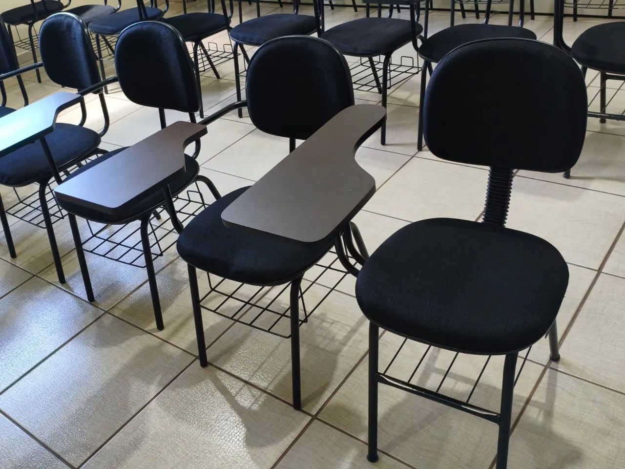 Cadeiras universitária em ótimo estado - Foto 2