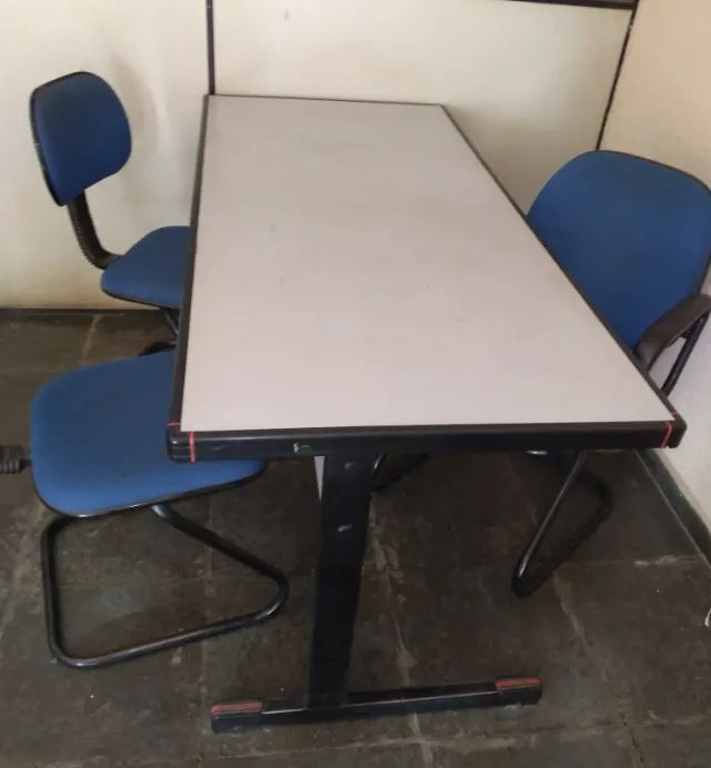 Mesa de escritorio com 3 cadeiras