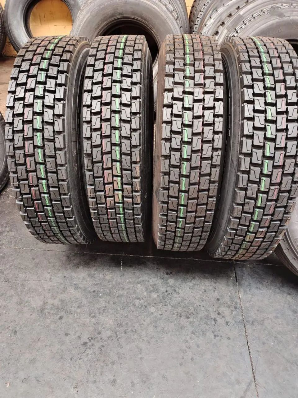 Pneus ressolados com garantia, medidas 275, 295.