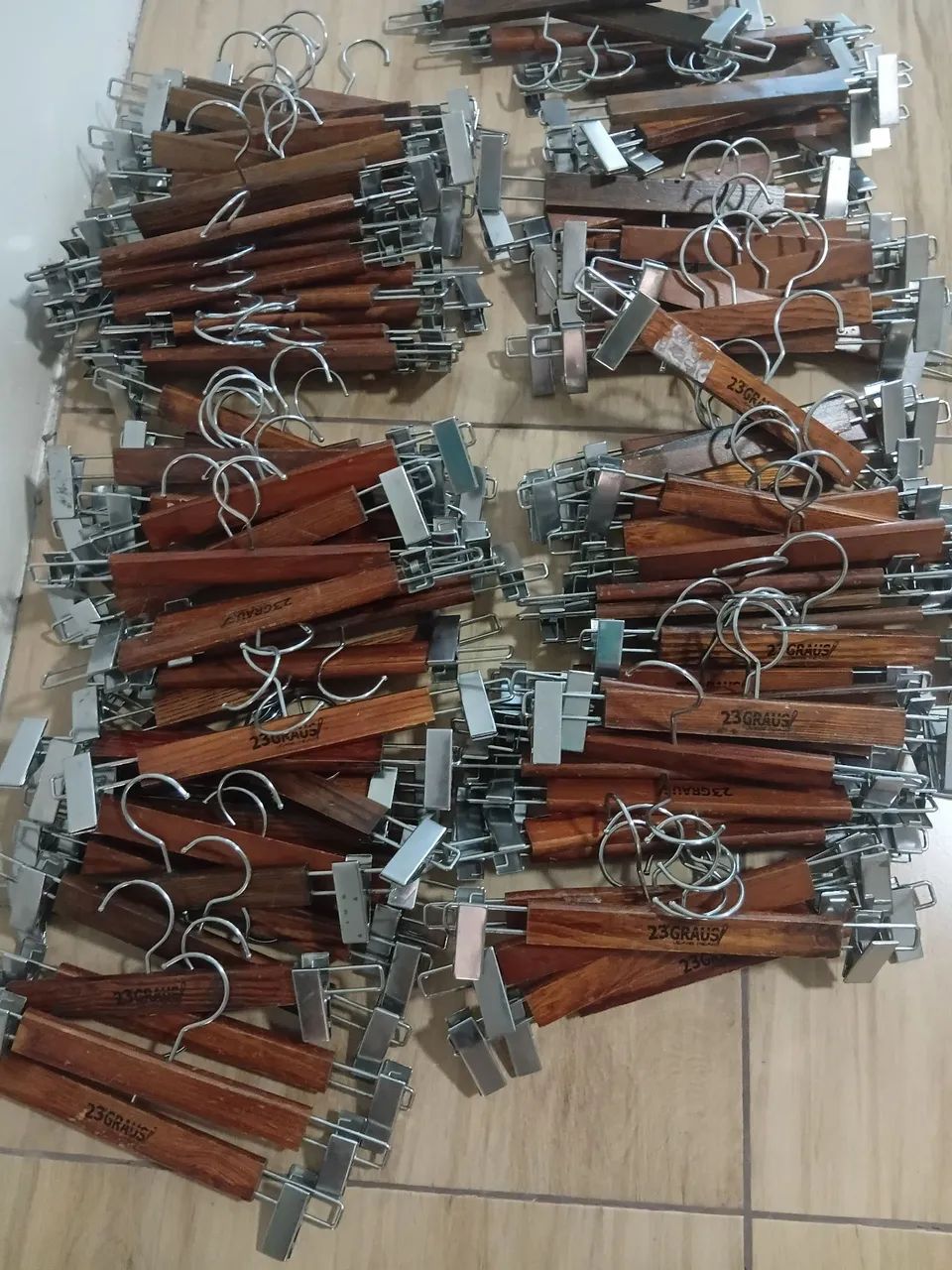 Vendo cento e trinta cabides de madeira.R$4,50 cada