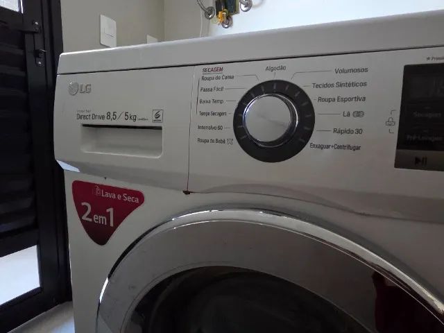 Máquina de lava e seca roupa