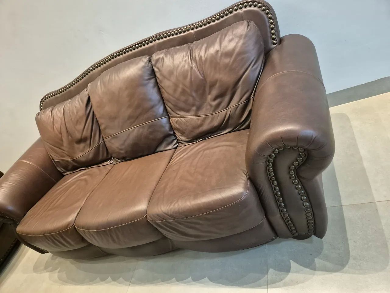 SOFA DE COURO MUITO NOVO CONSERVADO - Foto 3
