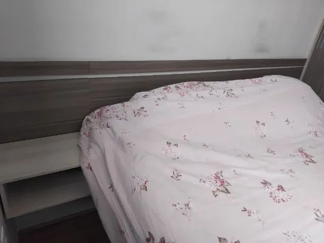 Cabeceira de cama com 1 criado mudo