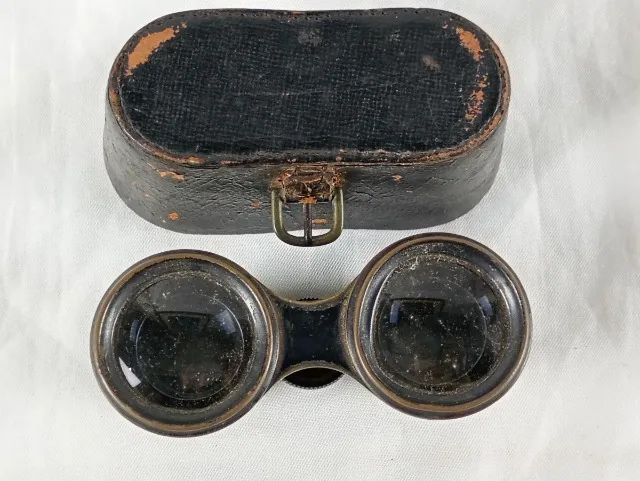 Antigo Binóculo dito de ópera confeccionado em bronze Caixa original em couro*