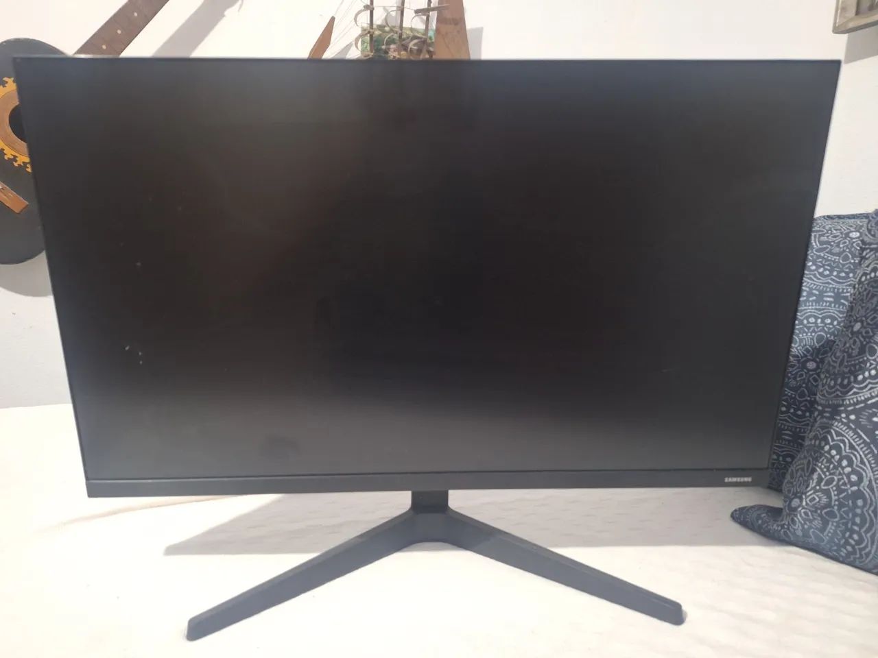 Monitor Samsung 24' com Defeito na tela devido a queda.