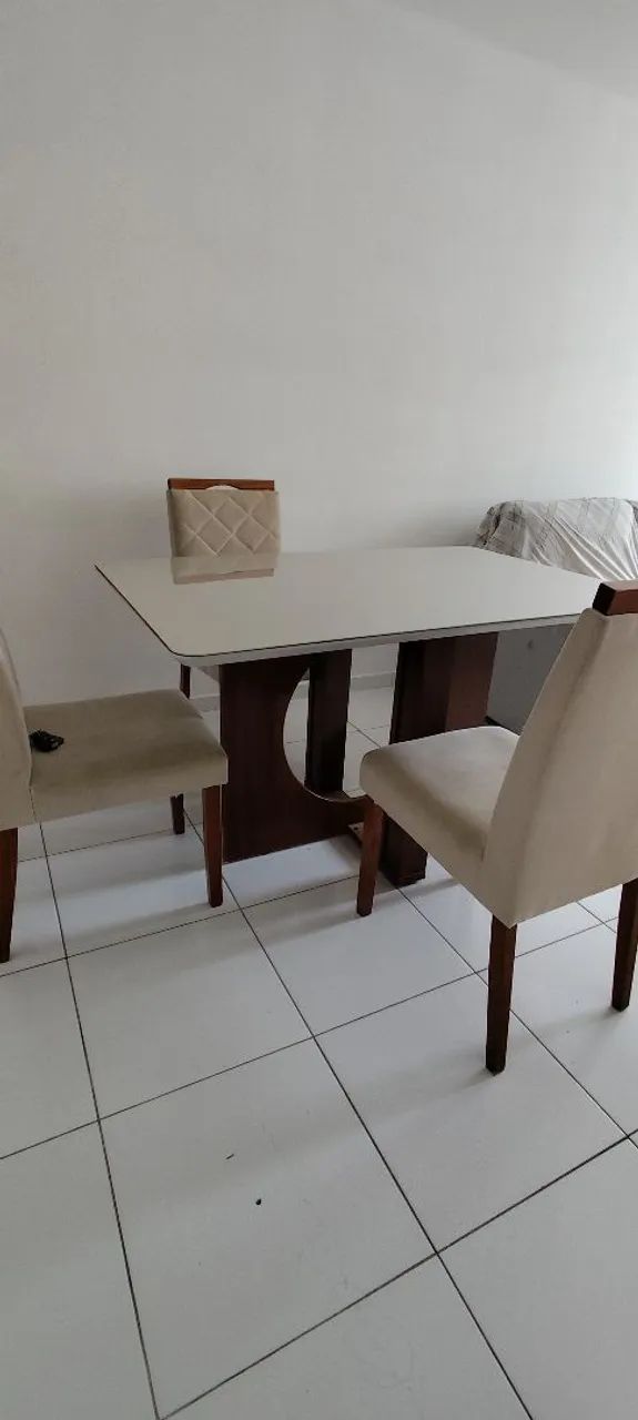 Mesa de jantar com tampo de vidro, base de madeira com três cadeiras  - Foto 5