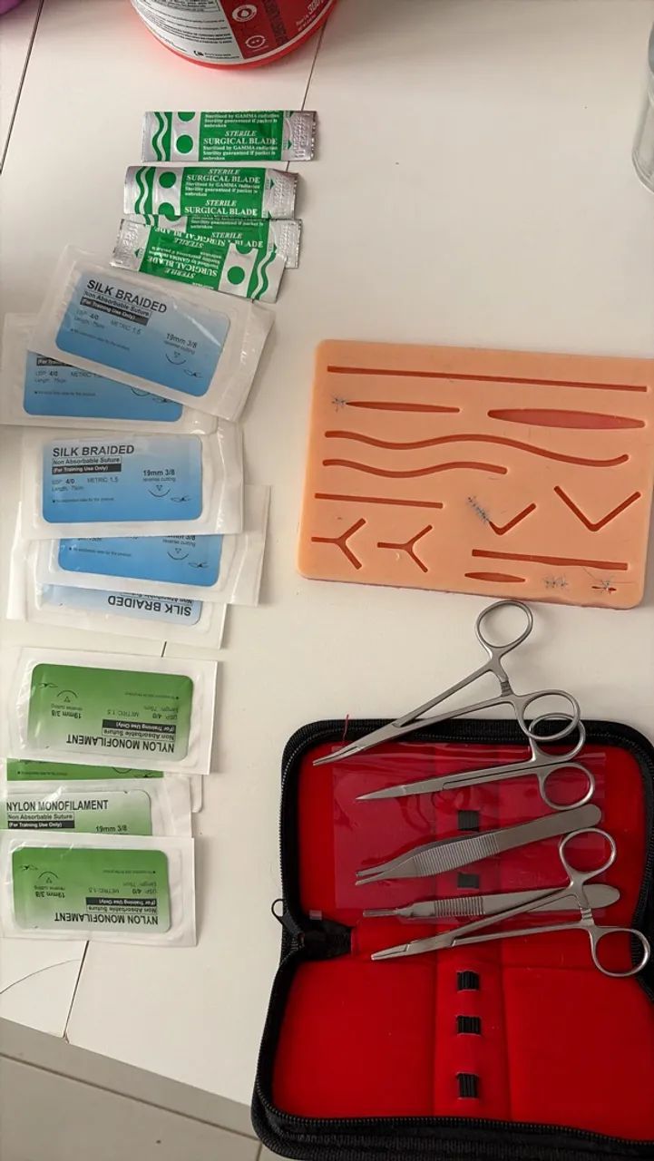 Kit sutura com instrumentos e pele sintética 