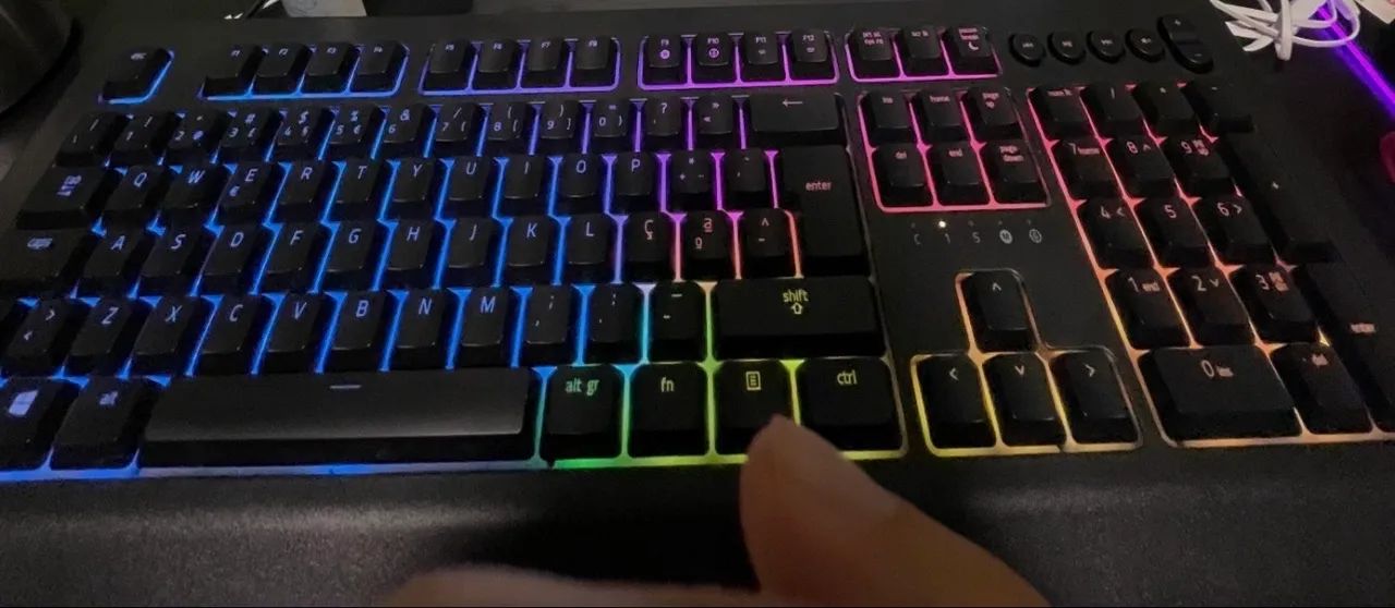 Teclado Gamer Razer Cynosa V2 RGB (Layout PT com Ç) - Impecável - Foto 3