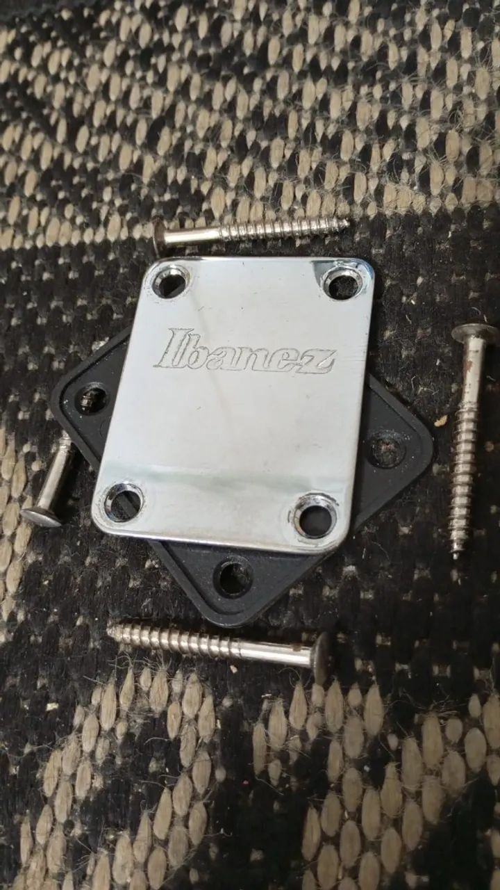Neck Plate Placa de Braço original Ibanez com parafusos e base plástica  - Foto 3