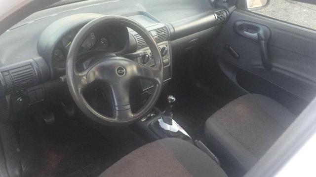 Corsa Sedan 1.0 à alcool aceito troca por moto - Foto 4