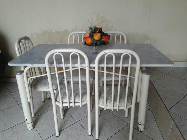 Mesa de marmore com 6 cadeiras