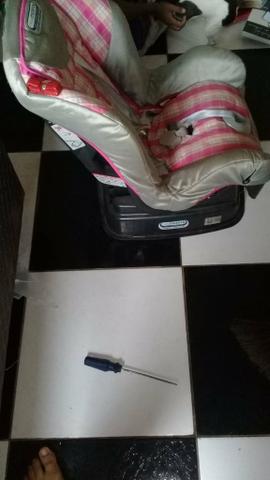 Vende -se uma cadeira de criança para carro