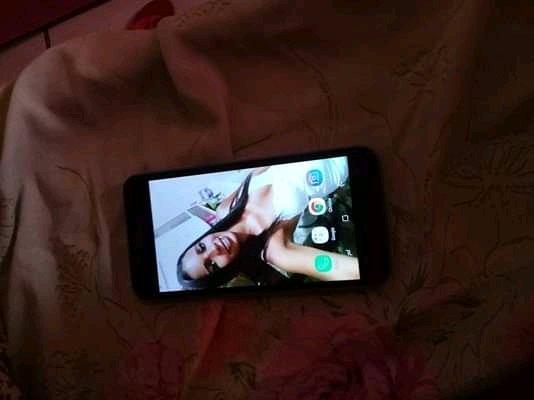 Vendo j2 16g com capinha e já com película ,fone,carregador, documento - Foto 3