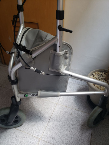 Andador Praxis Confort com três rodas. - Foto 4