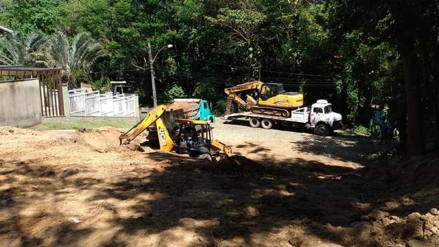 Aluguel e serviço de retroescavadeira e escavadeira e caminhão - Foto 5