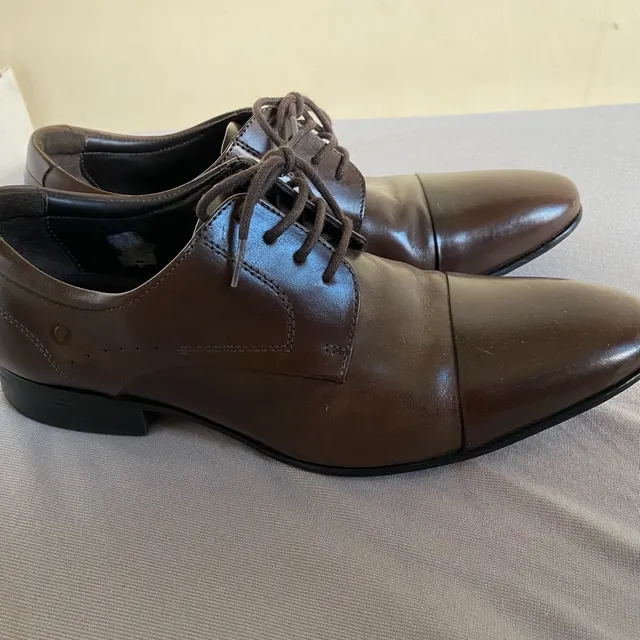 SAPATO COM SOLA DE COURO METROPOLITAN CASTER CAFÉ
