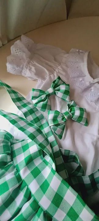 Saia salopete + blusa + 2 laços cabelo 10 anos - Foto 2
