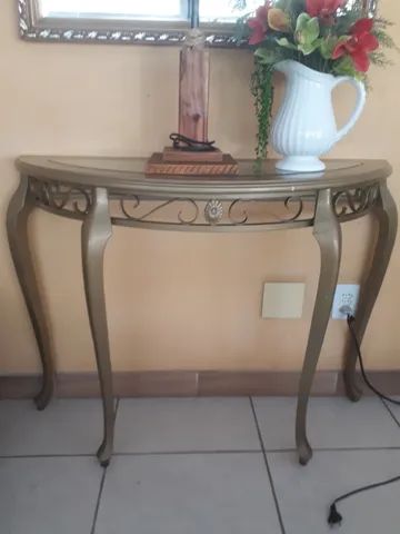 console de madeira dourada com tampo de vidro e espelho bisotado - Foto 2