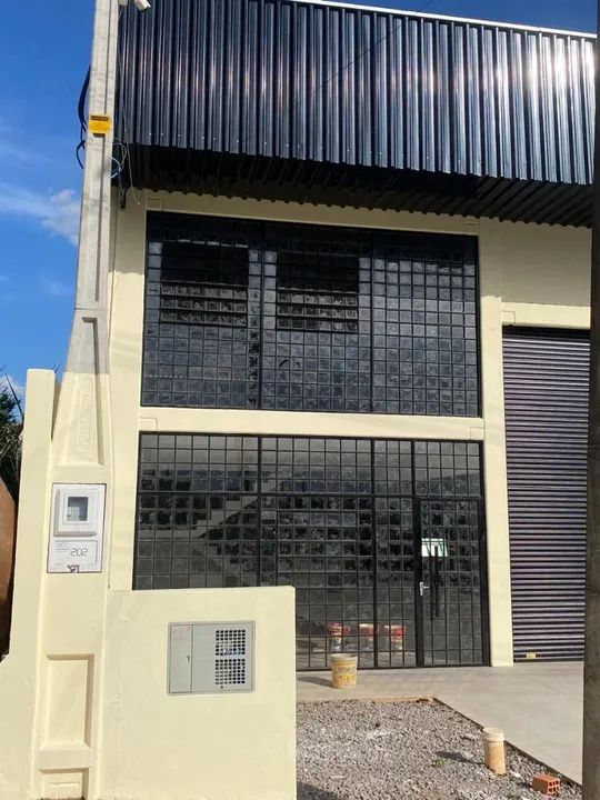 Aluga-se; Galpão comercial com 3 portas de enrolar - Foto 3