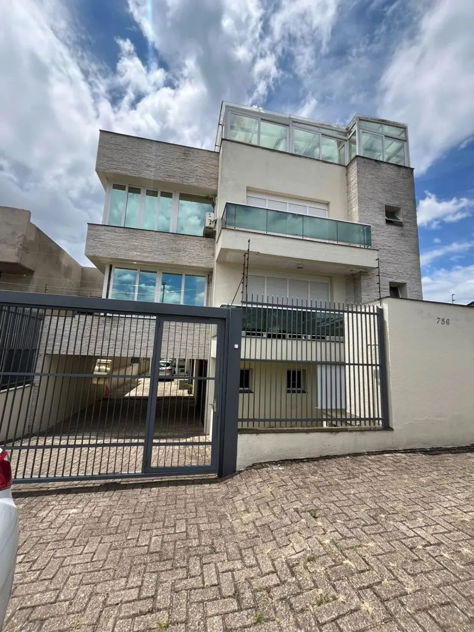 Excelente Sobrado Triplex localizado no Colina Sorriso! Os pavimentos são distribuídos da