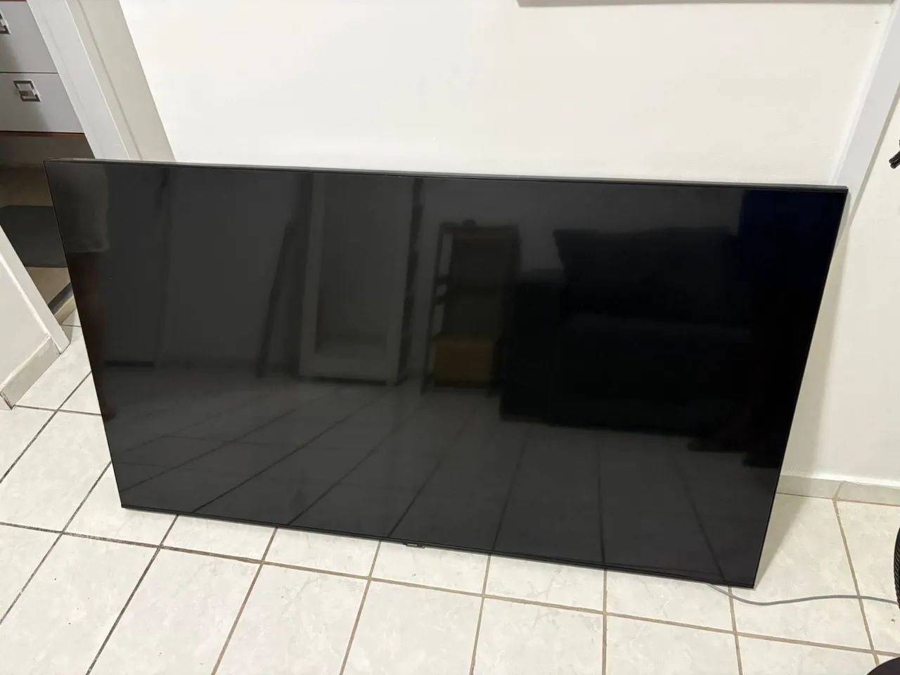 Samsung 65" Crystal UHD DU7700 TV with Broken Display (Ideal for Parts)64522265721089123