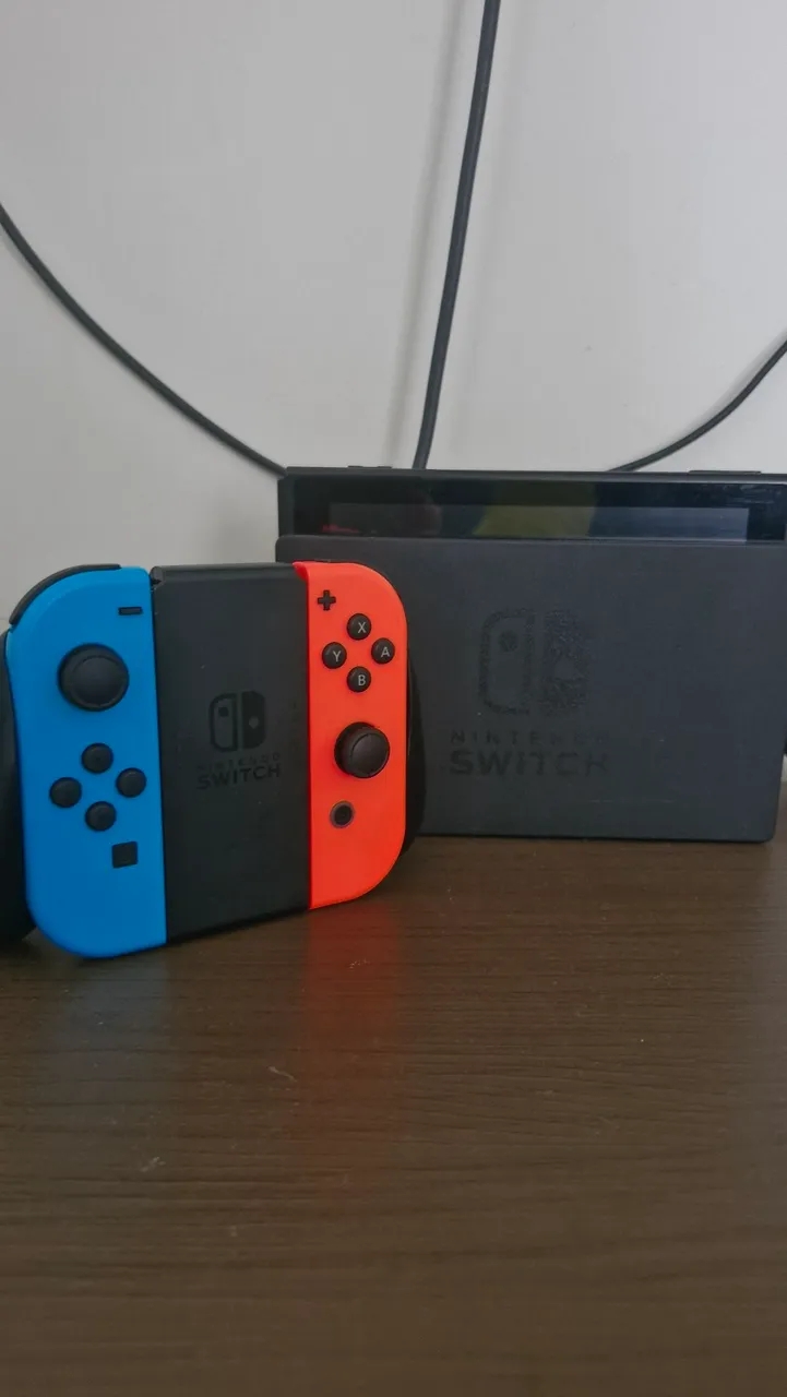Nintendo Switch com Joy-Con Azul e Vermelho