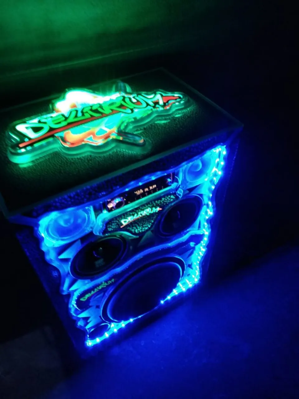 Caixa de Som Automotivo Personalizada com LED DELIRIUM