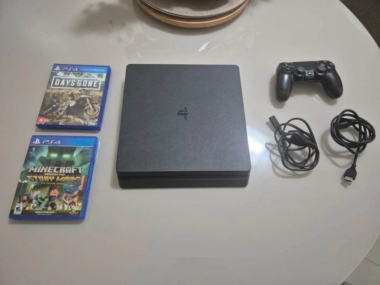 Vende-se PlayStation 4 Slim