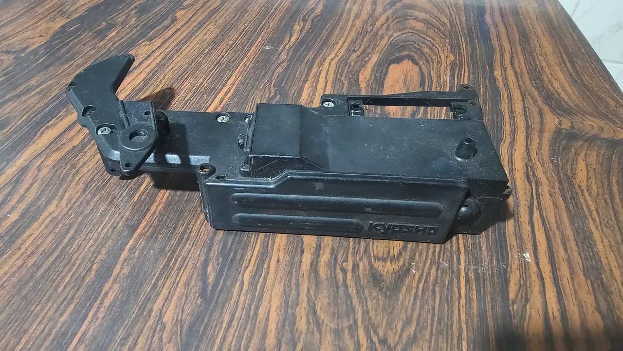 Rc Automodelo Kyosho fw 05 caixa de bateria e servos - Foto 3